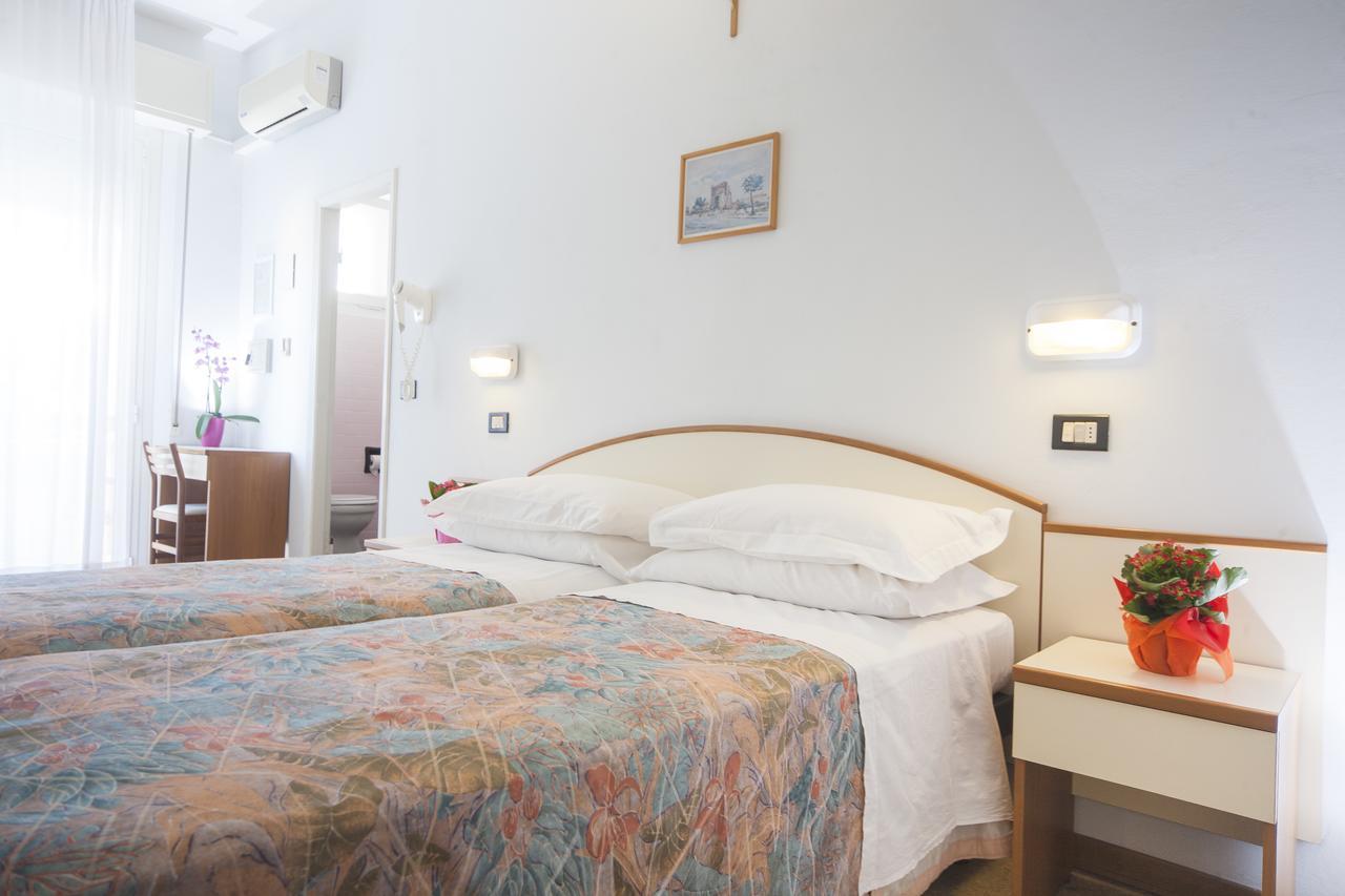 Hotel Latini Rimini Luaran gambar