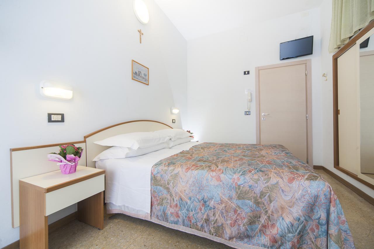 Hotel Latini Rimini Luaran gambar